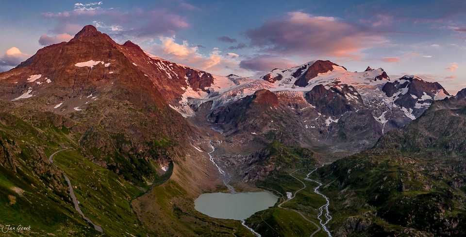 Luftaufnahme Sustenpass mit Steinsee, Gletscher und Alpengipfeln im Sommerlich, Berner Oberland Schweiz – Jan Geerk Fotograf Basel