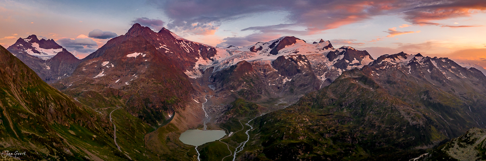 Luftaufnahme Sustenpass mit Steinsee, Steingletscher und Alpenpanorama bei Sonnenuntergang, Berner Oberland Schweiz – Jan Geerk Fotograf Basel