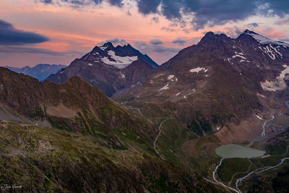 Luftaufnahme Sustenpass mit schneebedeckten Bergen, Steinsee und Gletschern in goldener Sommerabendstimmung Berner Oberland Schweiz – Jan Geerk Fotograf Basel