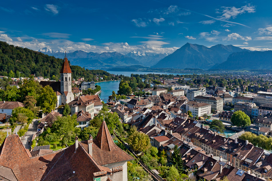 Thun Altstadt Schlosskirche Thunersee Berge Sommer Berner Oberland Schweiz Jan Geerk Fotograf Basel