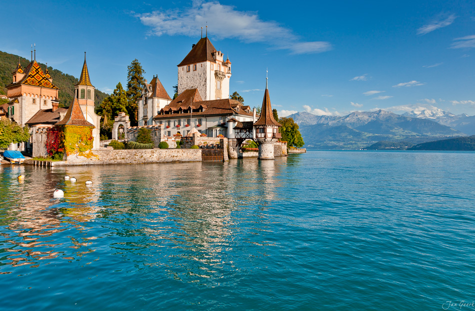 Schloss Oberhofen Thunersee Sommermorgen Berner Oberland Schweiz Jan Geerk Fotograf Basel