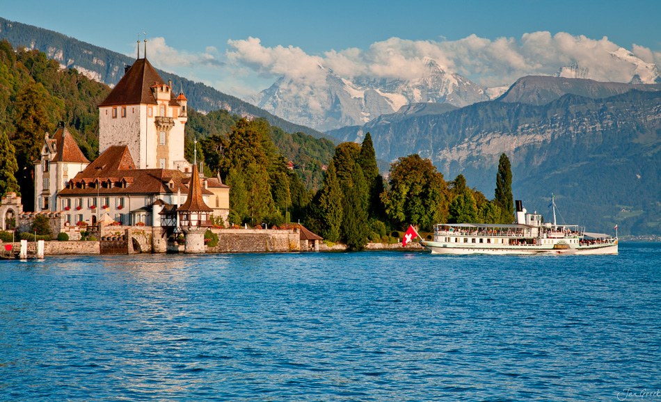 Schloss Oberhofen Thunersee Seeufer Alpenblick Sommer Berner Oberland Schweiz – Jan Geerk Fotograf Basel