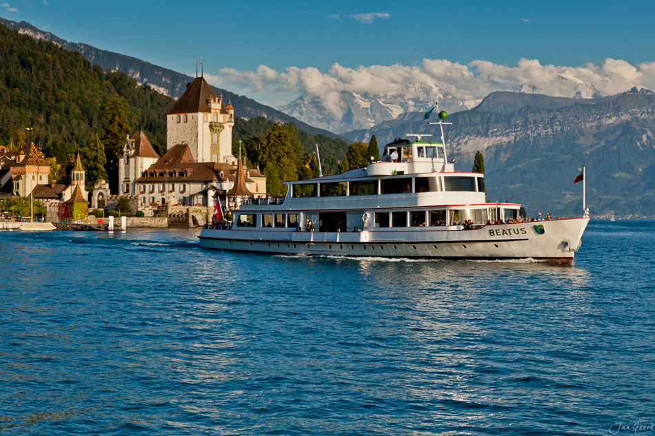 Motorschiff Beatus Thunersee Schloss Oberhofen Blick Berner Oberland Schweiz – Jan Geerk Fotograf Basel