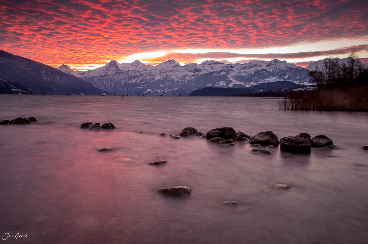 Thunersee Sonnenaufgang mit schneebedeckten Alpen im Hintergrund, Winterlandschaft Berner Oberland Schweiz – Jan Geerk Fotograf Basel