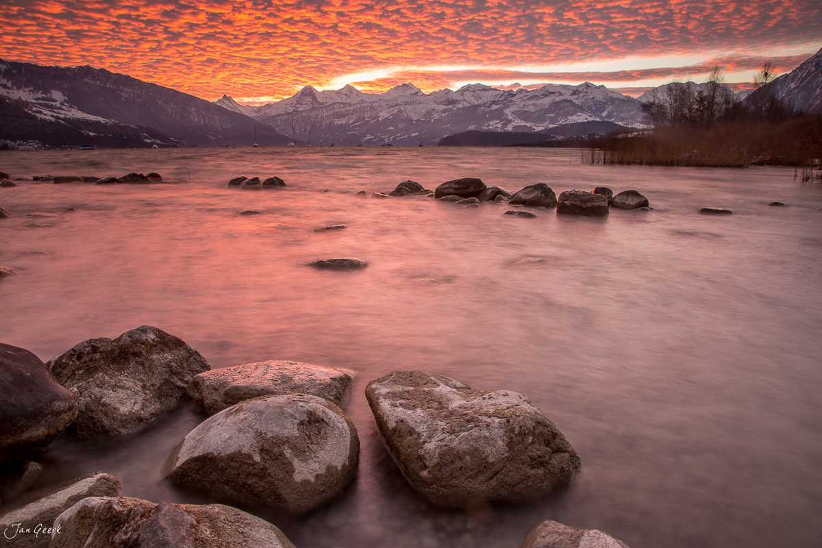 Thunersee Winterlandschaft mit verschneiten Alpen bei Sonnenaufgang, Berner Oberland Schweiz – Jan Geerk Fotograf Basel