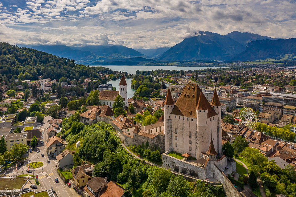 Schloss Thun mit Thunersee Luftaufnahme Sommer Berner Oberland Schweiz Jan Geerk Fotograf Basel