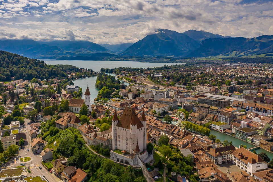 Schloss Thun mit Altstadt, Thuner See und Alpen im Sommerlicht, Berner Oberland Schweiz – Jan Geerk Fotograf Basel