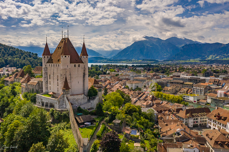 Schloss Thun mit Altstadt und Thunersee, Sommerlicht in den Berner Alpen, Schweiz – Jan Geerk Fotograf Basel