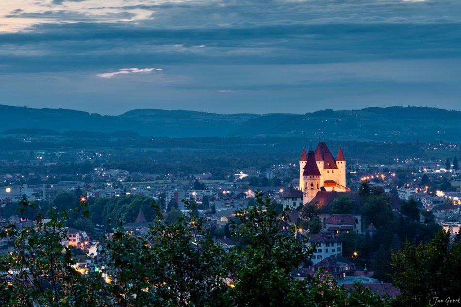 Schloss Thun mit Beleuchtung Blaue Stunde Stadtlichter Berner Oberland Schweiz Jan Geerk Fotograf Basel