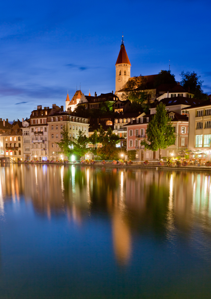 Schloss Thun Nacht Blaue Stunde Altstadt Fluss Berner Oberland Schweiz Jan Geerk Fotograf Basel