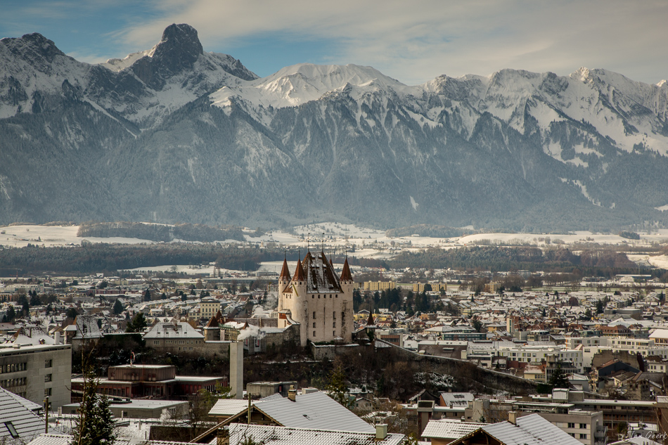 Schloss Thun mit Alpenpanorama im Winter, Schneebedeckte Berge, Berner Oberland Schweiz – Jan Geerk Fotograf Basel