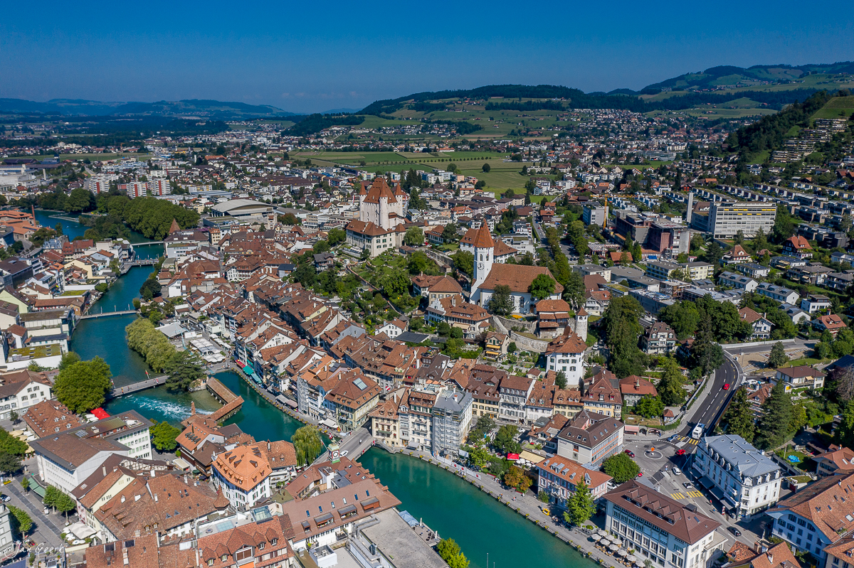 Luftaufnahme von Thun mit Schloss und Aarefluss, Sommerstimmung, Berner Oberland, Schweiz – Jan Geerk Fotograf Basel