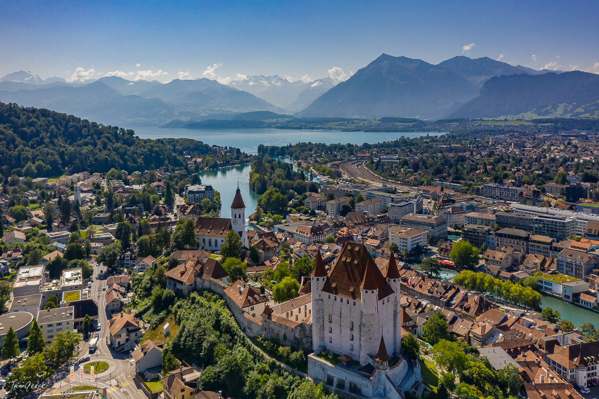 Schloss Thun mit Aare-Fluss Luftaufnahme Sommertag Berner Oberland Schweiz Jan Geerk Fotograf Basel