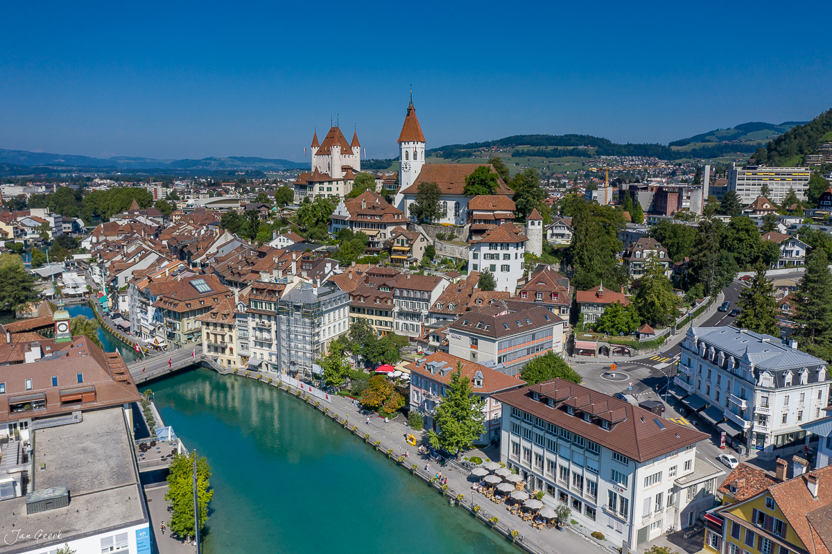 Luftaufnahme Schloss Thun über der Aare Fluss Sommerlichtstimmung Berner Oberland Schweiz Jan Geerk Fotograf Basel