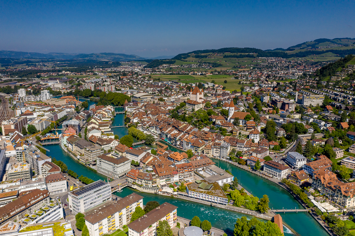 Luftaufnahme von Thun mit Aare, Schloss und Altstadt im Sommer, Kanton Bern Schweiz – Jan Geerk Fotograf Basel