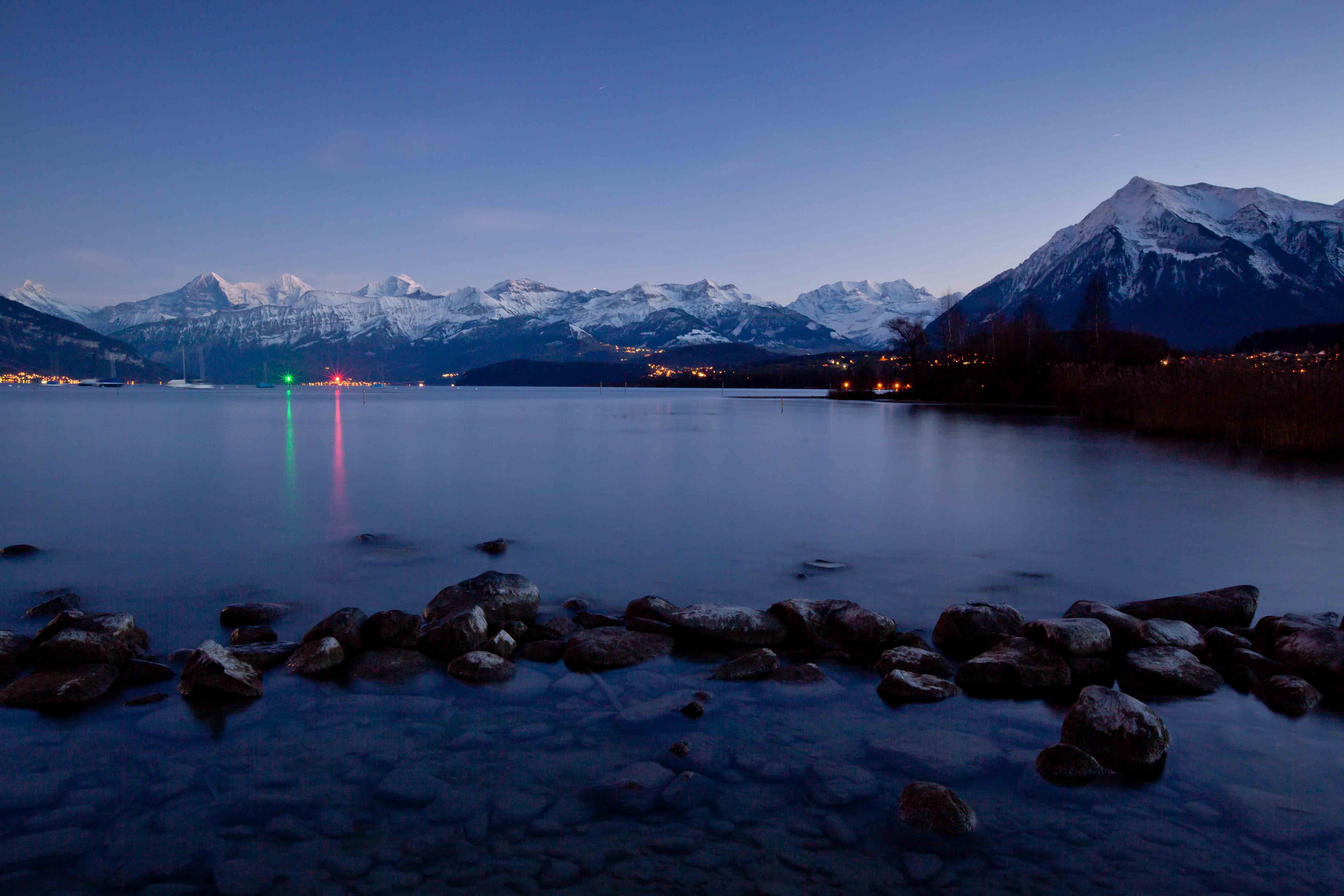 Thunersee Gwatt Blauer Stunde Schneeberge Berner Oberland Schweiz Jan Geerk Fotograf Basel