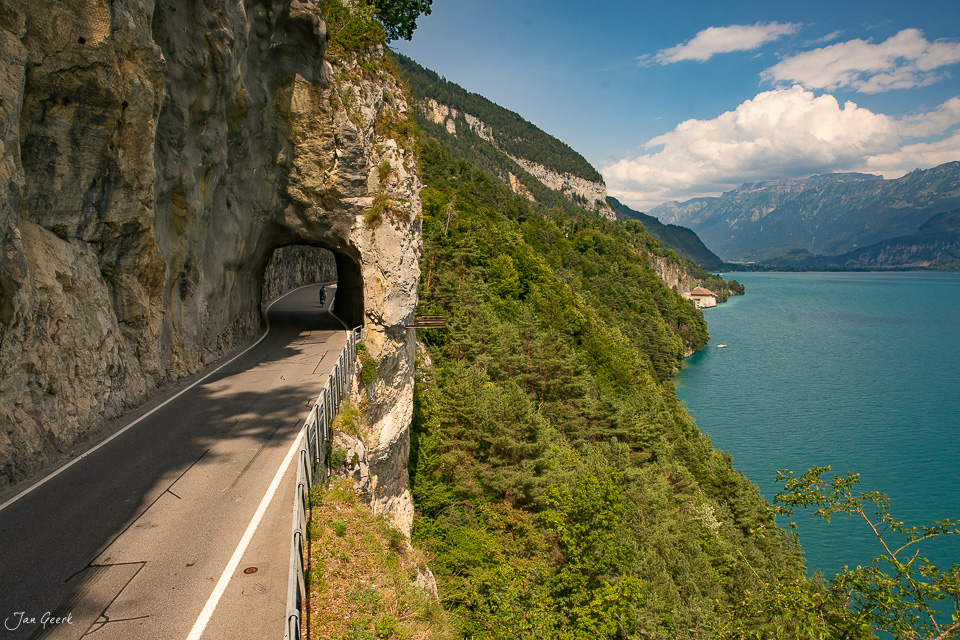 Felsstollen an der Felsstrasse am Thunersee mit türkisblauem Wasser, Alpenblick, Sommer, Berner Oberland, Schweiz – Jan Geerk Fotograf Basel