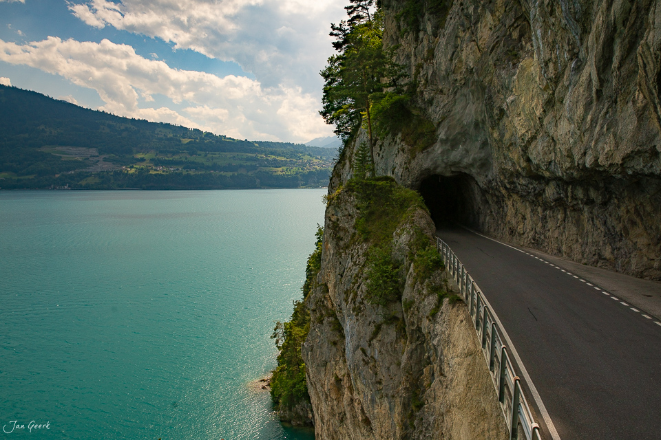 Felsstrasse am Thunersee mit Tunnel, türkises Wasser und Berge im Sommer, Berner Oberland Schweiz – Jan Geerk Fotograf Basel
