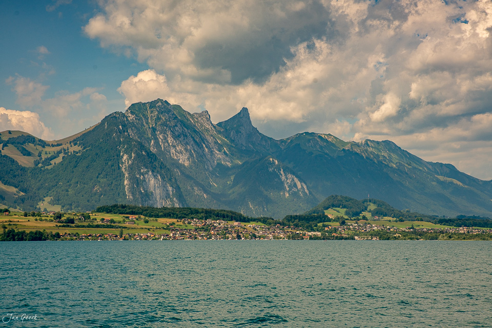 Blick über den Thunersee auf die Berner Alpen mit Niesen und umliegenden Bergen, Sommerliche Lichtstimmung, Berner Oberland Schweiz – Jan Geerk Fotograf Basel
