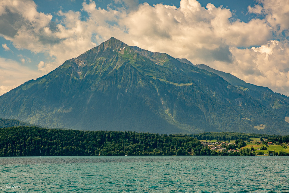 Majestätischer Berg über dem Thunersee mit grünen Wäldern und Sommerlichtstimmung in der Schweiz – Jan Geerk Fotograf Basel