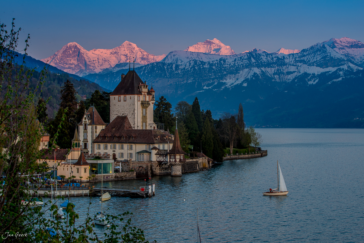 Schloss Oberhofen am Thunersee mit schneebedeckten Alpen im Frühling, Berner Oberland Schweiz – Jan Geerk Fotograf Basel
