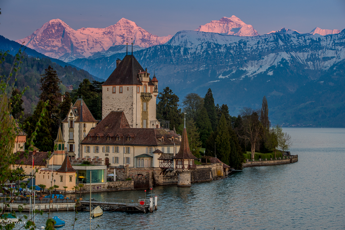 Schloss Oberhofen am Thunersee mit schneebedeckten Alpen im Frühling, Berner Oberland Schweiz – Jan Geerk Fotograf Basel