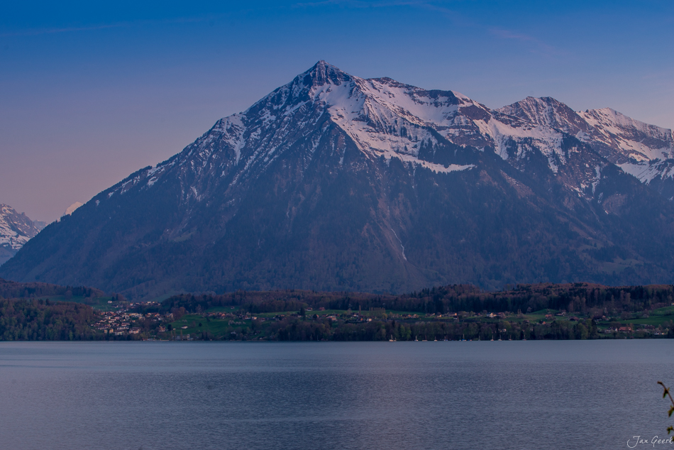 Schneebedeckter Berg über dem Thunersee mit Frühjahrslandschaft und Alpenpanorama, Berner Oberland Schweiz – Jan Geerk Fotograf Basel