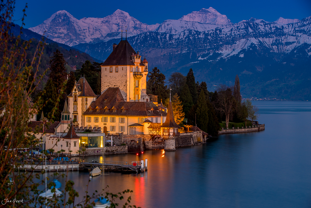 Schloss Oberhofen am Thunersee im Frühling mit schneebedeckten Alpen und abendlicher Beleuchtung, Berner Oberland Schweiz – Jan Geerk Fotograf Basel