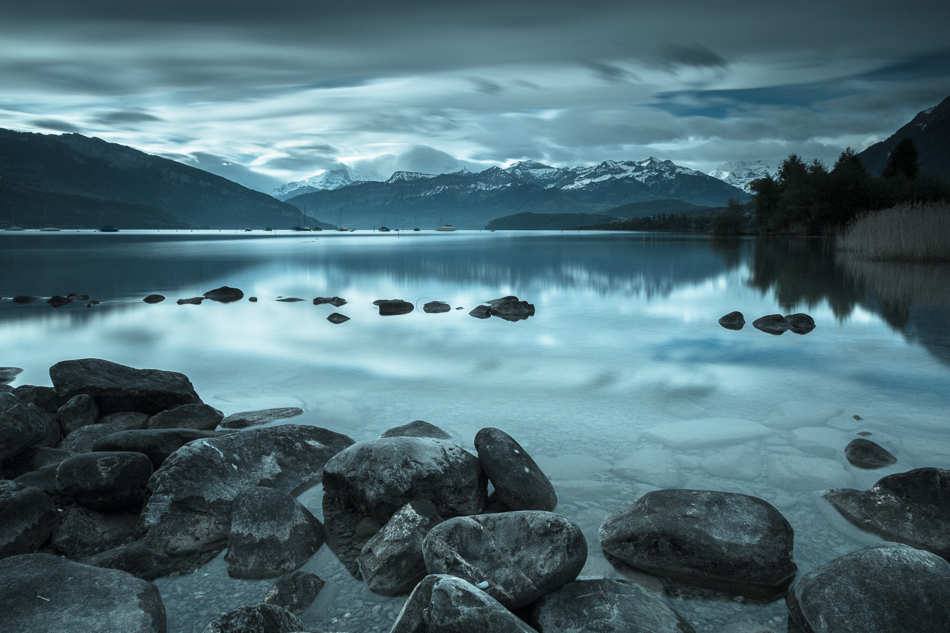 Thunersee Alpenpanorama Blautstunde Schneeberge Berner Oberland Schweiz – Jan Geerk Fotograf Basel