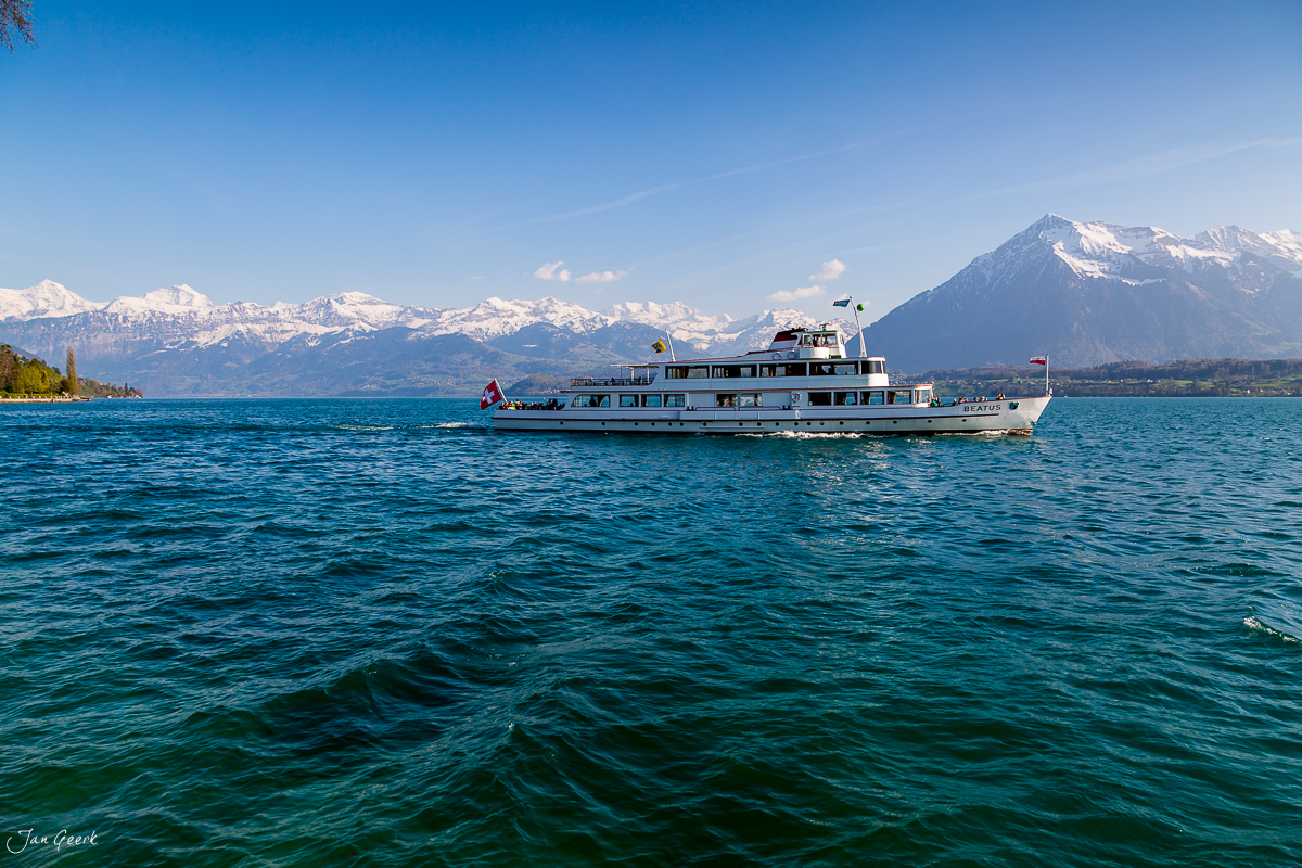 Passagierschiff auf dem Thunersee mit schneebedeckten Alpen im Hintergrund, Frühlingslicht, Berner Oberland Schweiz – Jan Geerk Fotograf Basel