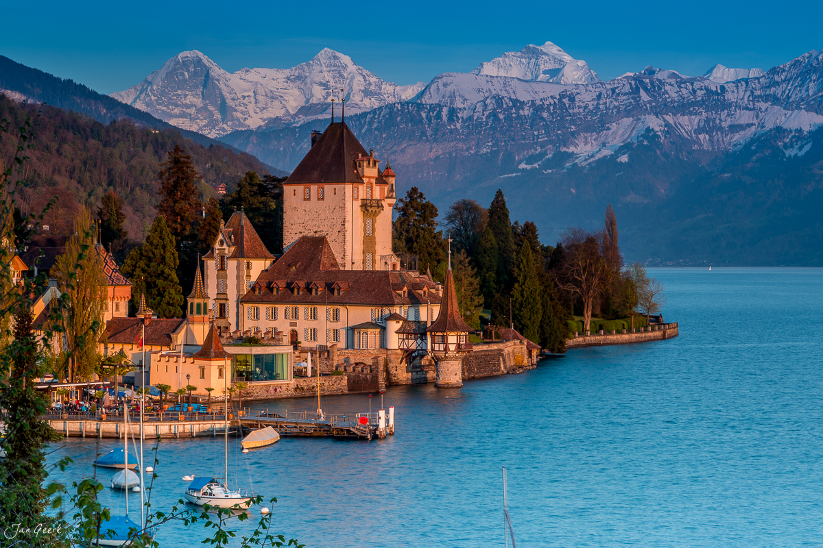 Schloss Oberhofen am Thunersee mit Schneebergen im Frühling, Berner Oberland Schweiz – Jan Geerk Fotograf Basel