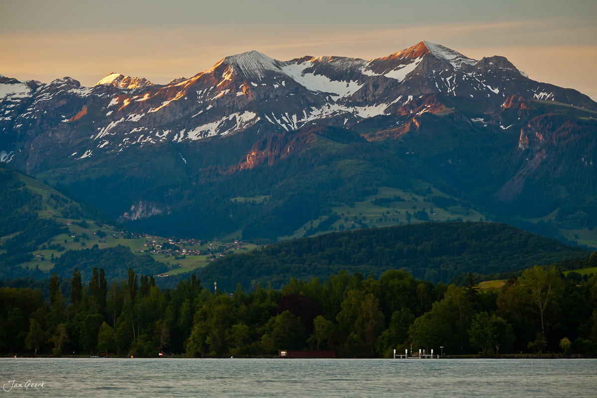 Schneebedeckte Berggipfel über Thunersee Tal Berner Oberland Schweiz – Jan Geerk Fotograf Basel