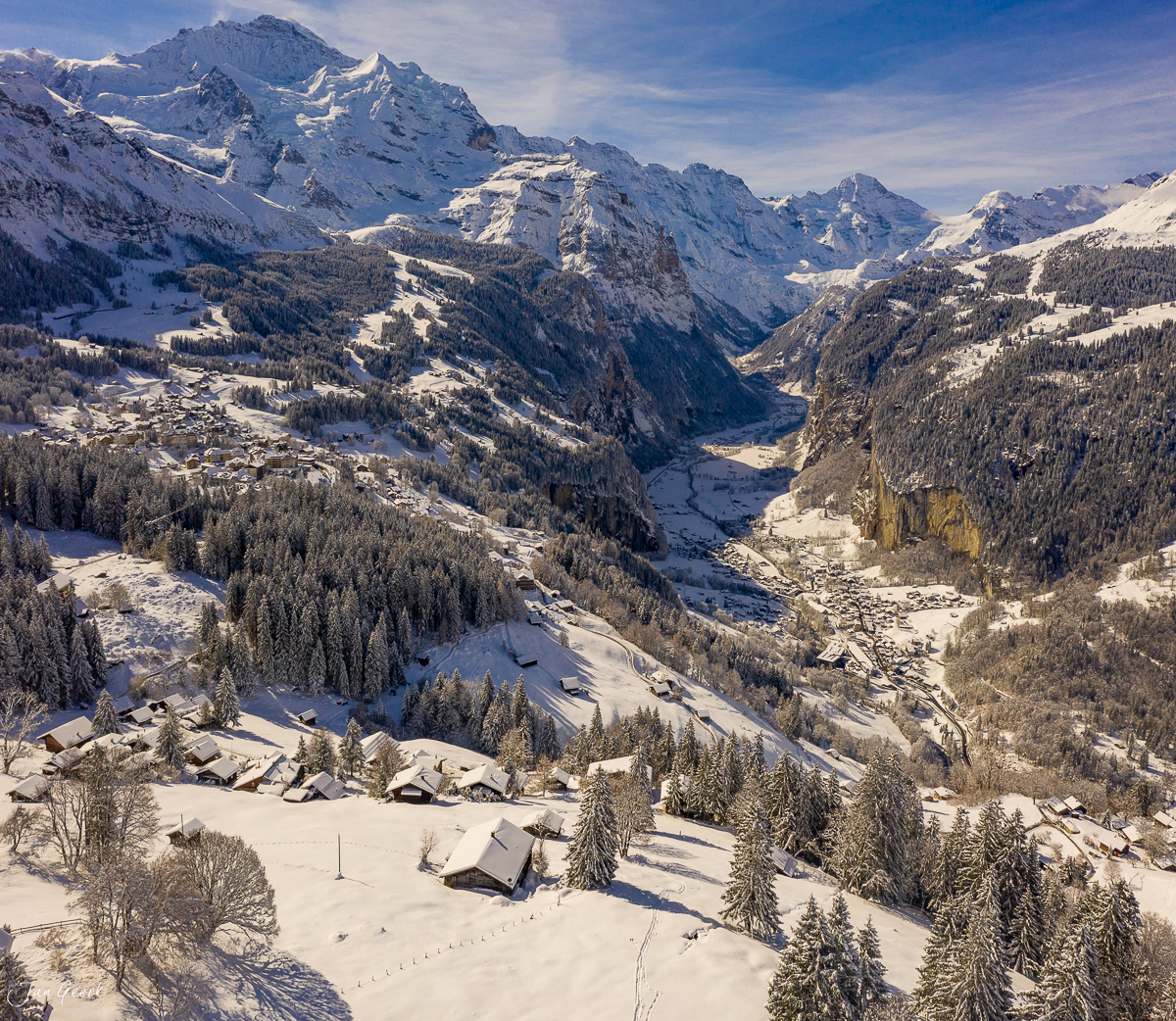 Verschneite Alpendörfer und Täler im Lauterbrunnen-Tal mit schneebedeckten Bergketten im Hintergrund, Winterstimmung, Berner Oberland, Schweiz – Jan Geerk Fotograf Basel