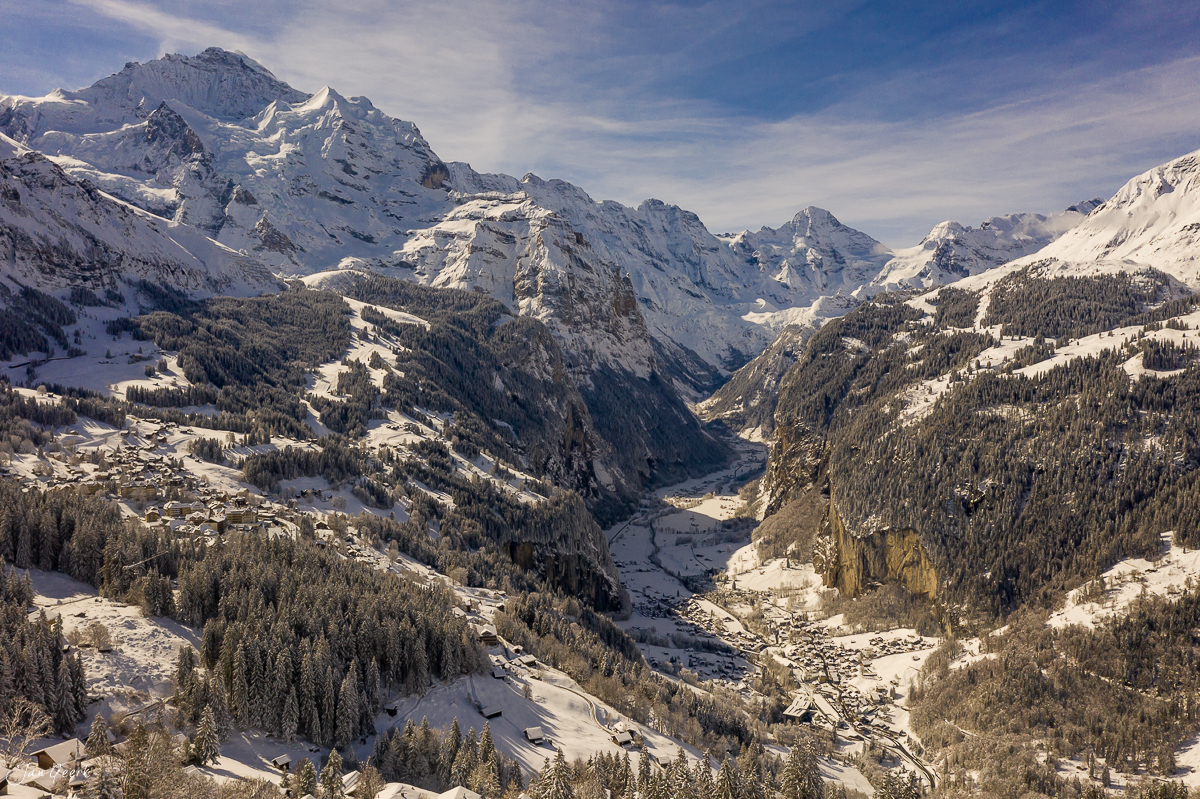 Winterliche Berglandschaft Lauterbrunnen mit schneebedeckten Gipfeln, Tälern und Nadelbäumen, Schweiz – Jan Geerk Fotograf Basel
