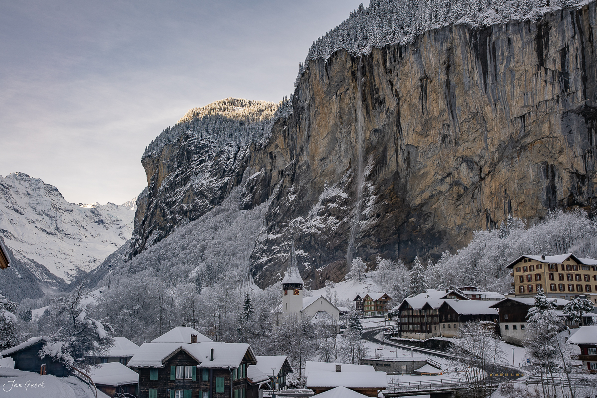Verschneites Dorf Wengen mit Kirche, Chalets und steilen Felswänden im Hintergrund, Berner Oberland Schweiz – Jan Geerk Fotograf Basel
