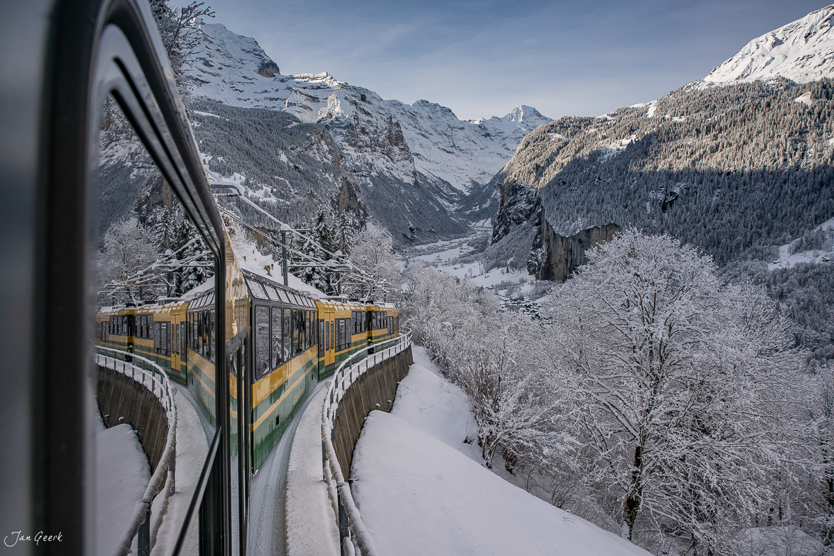 Zahnradbahn im Schnee, Lauterbrunnen Tal im Winter, schneebedeckte Berge und Wälder, Berner Oberland Schweiz – Jan Geerk Fotograf Basel