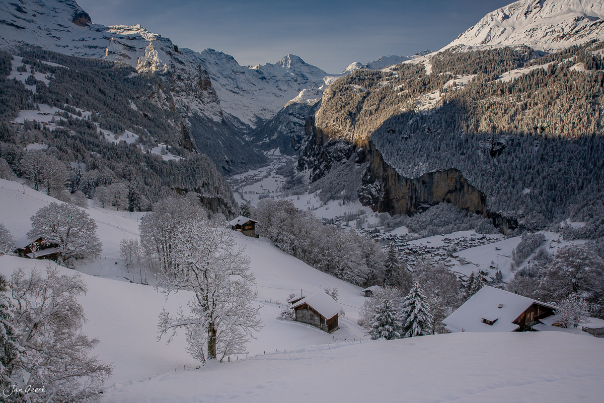 Schneebedecktes Lauterbrunnental mit traditionellen Alphütten, verschneiten Bergen und Staubbachfall im Winter – Berner Oberland Schweiz – Jan Geerk Fotograf Basel