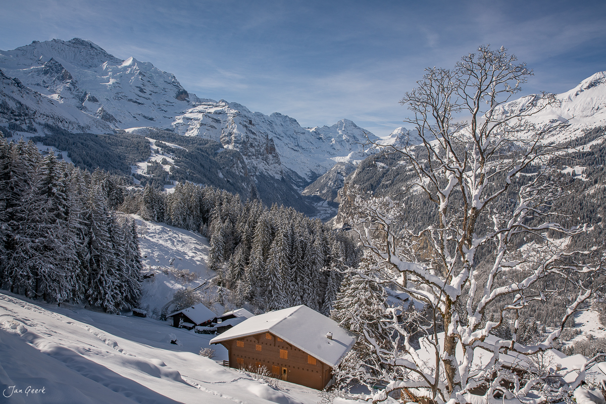 Schneebedeckte Alphütten mit Blick ins Lauterbrunnental, verschneite Berglandschaft im Berner Oberland, Schweiz – Jan Geerk Fotograf Basel