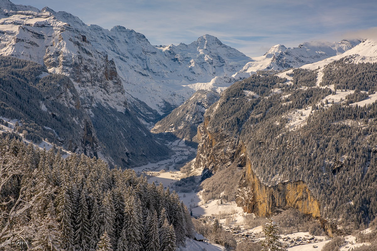 Verschneites Lauterbrunnen Tal mit Staubbachfall, schneebedeckten Bergen und Nadelwald im Winter, Berner Oberland Schweiz – Jan Geerk Fotograf Basel