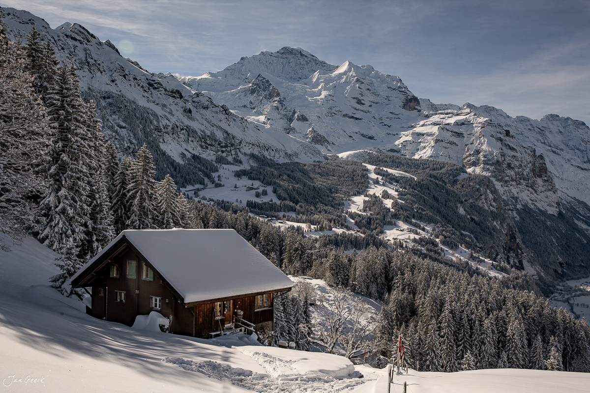 Berghütte im Schnee mit Bergpanorama im Lauterbrunnental, winterliche Alpenlandschaft Schweiz – Jan Geerk Fotograf Basel