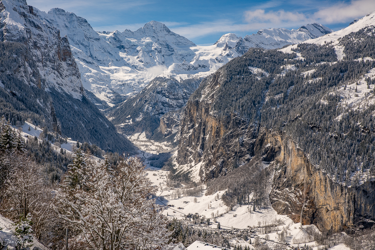 Verschneites Lauterbrunnental mit Staubbach-Wasserfällen, schneebedeckte Berggipfel und Fichtenwälder im Winter, Berner Oberland Schweiz – Jan Geerk Fotograf Basel