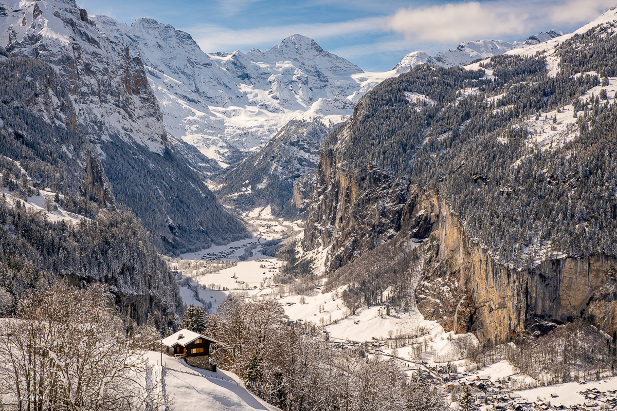 Verschneites Lauterbrunnen-Tal mit Staubach-Fall, Bergketten und Alpenpanorama im Winter – Jan Geerk Fotograf Basel