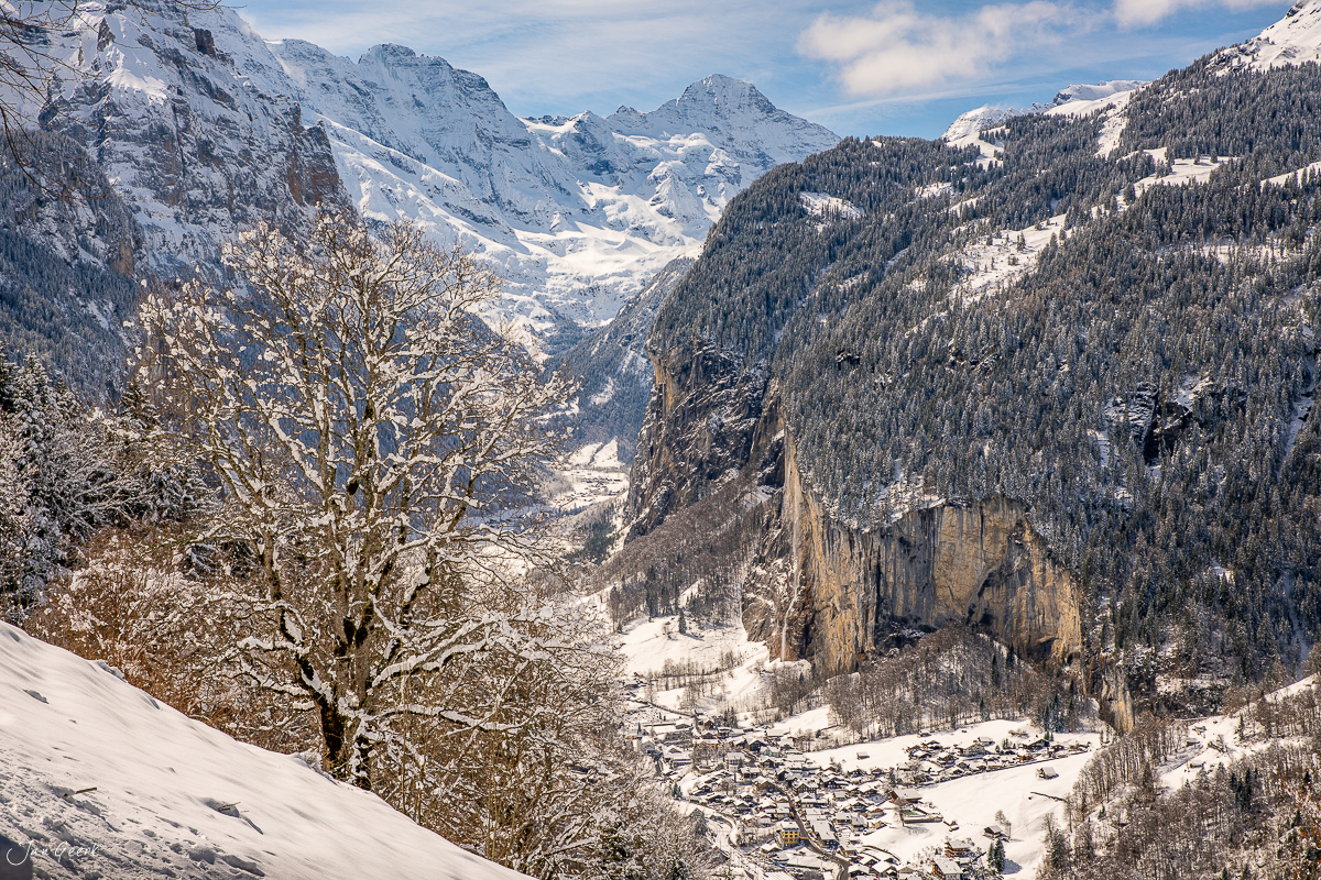 Verschneites Lauterbrunnen-Tal mit Staubach-Fall und Wengen im Winter, Berner Oberland Schweiz – Jan Geerk Fotograf Basel