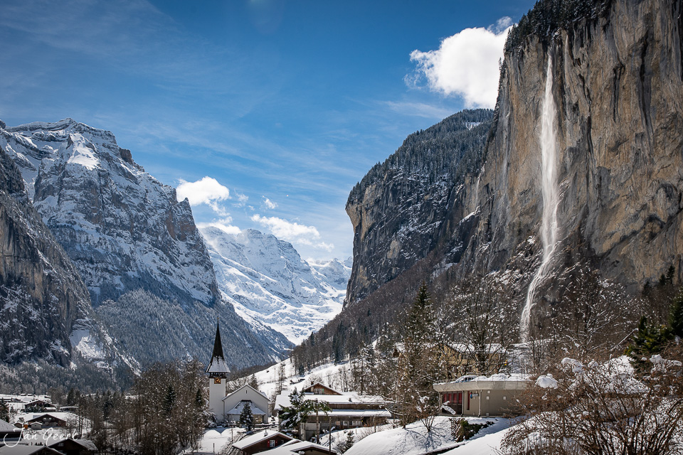 Staubbach-Wasserfall im Lauterbrunnental bei Wengen im Winter mit schneebedeckten Alpen und Kirche, Schweiz – Jan Geerk Fotograf Basel