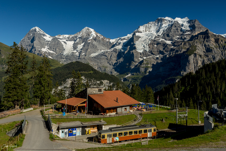 Bergstation Winteregg mit Eiger Mönch Jungfrau Sommertag Berner Oberland Schweiz Jan Geerk Fotograf Basel