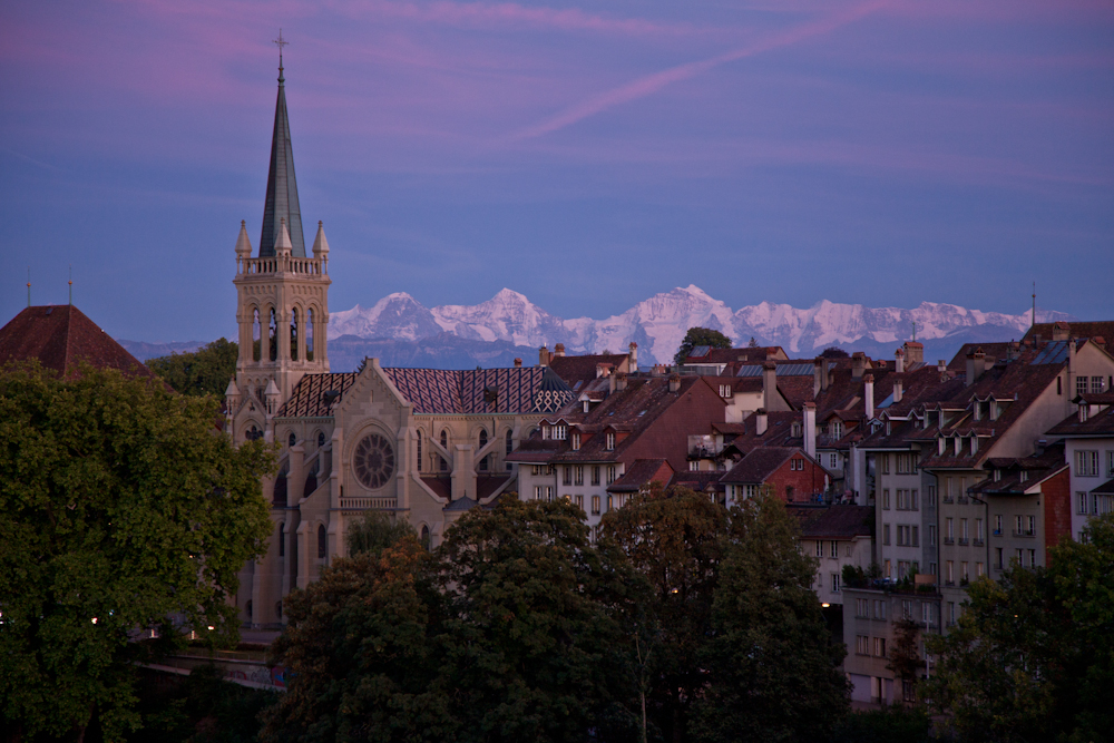 Kirche mit Kirchturm Alpenlandschaft Blaue Stunde Berner Oberland Schweiz Jan Geerk Fotograf Basel