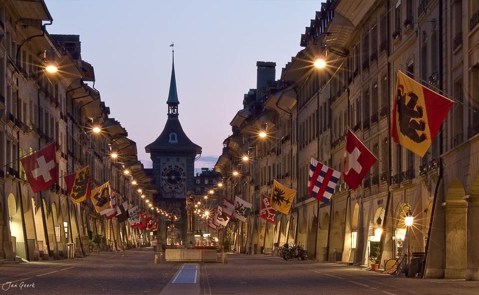 Kramgasse Bern Zytglogge Blaue Stunde Nacht Berner Oberland Schweiz – Jan Geerk Fotograf Basel