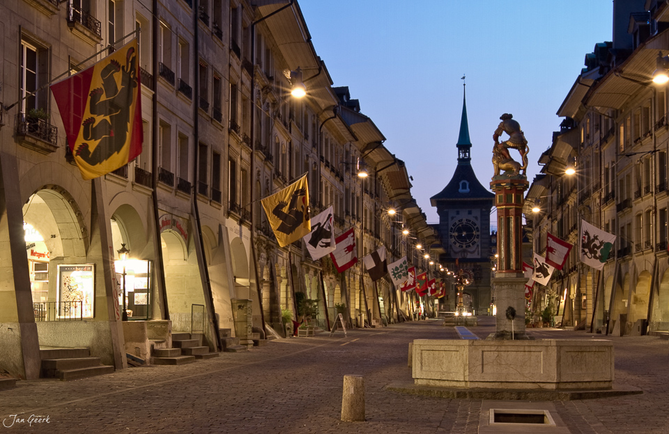 Kramgasse Bern Altstadt Blaue Stunde Nachtaufnahme Berner Oberland Schweiz – Jan Geerk Fotograf Basel