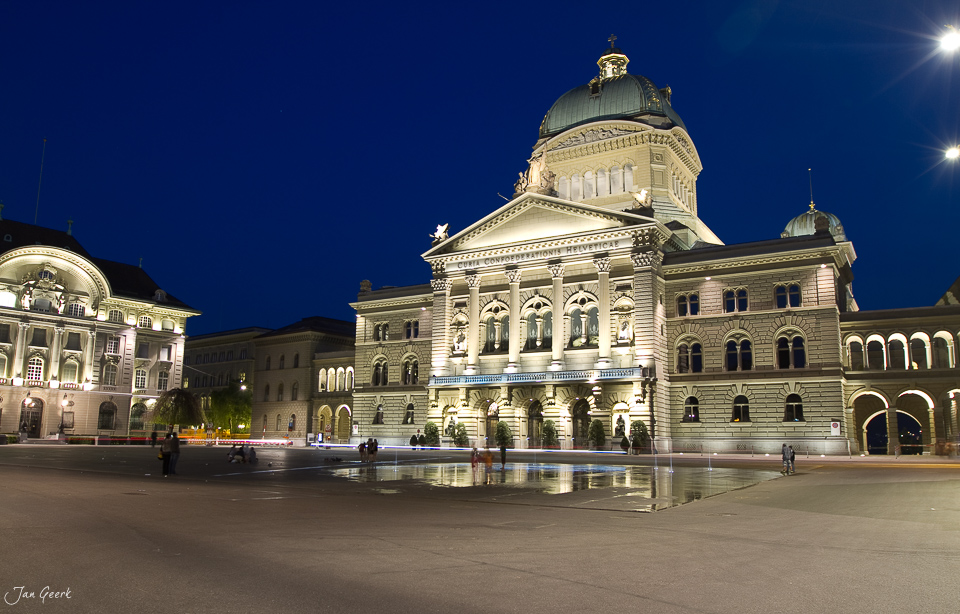 Bundeshaus Bern Nachtaufnahme Blaue Stunde Berner Oberland Schweiz Jan Geerk Fotograf Basel