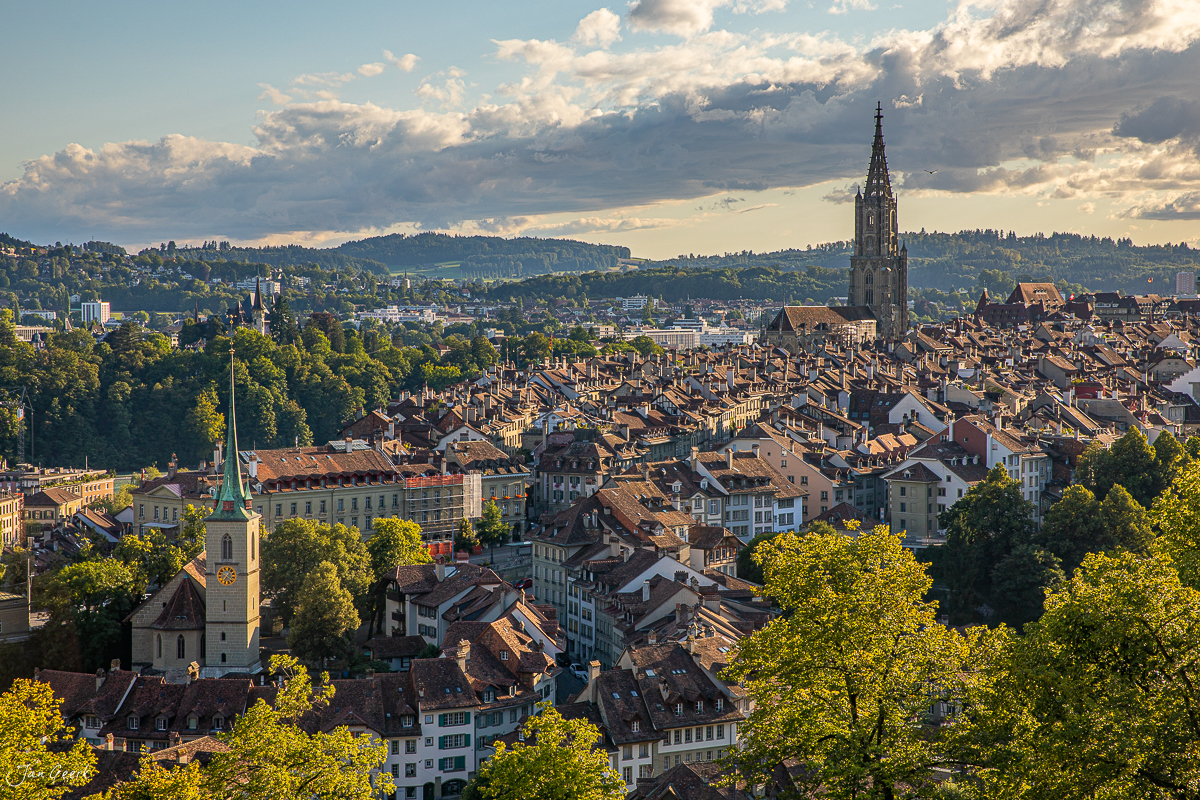 Stadtpanorama Bern mit Münster und Altstadtdächern, sommerliche Lichtstimmung, Berner Oberland, Schweiz – Jan Geerk Fotograf Basel